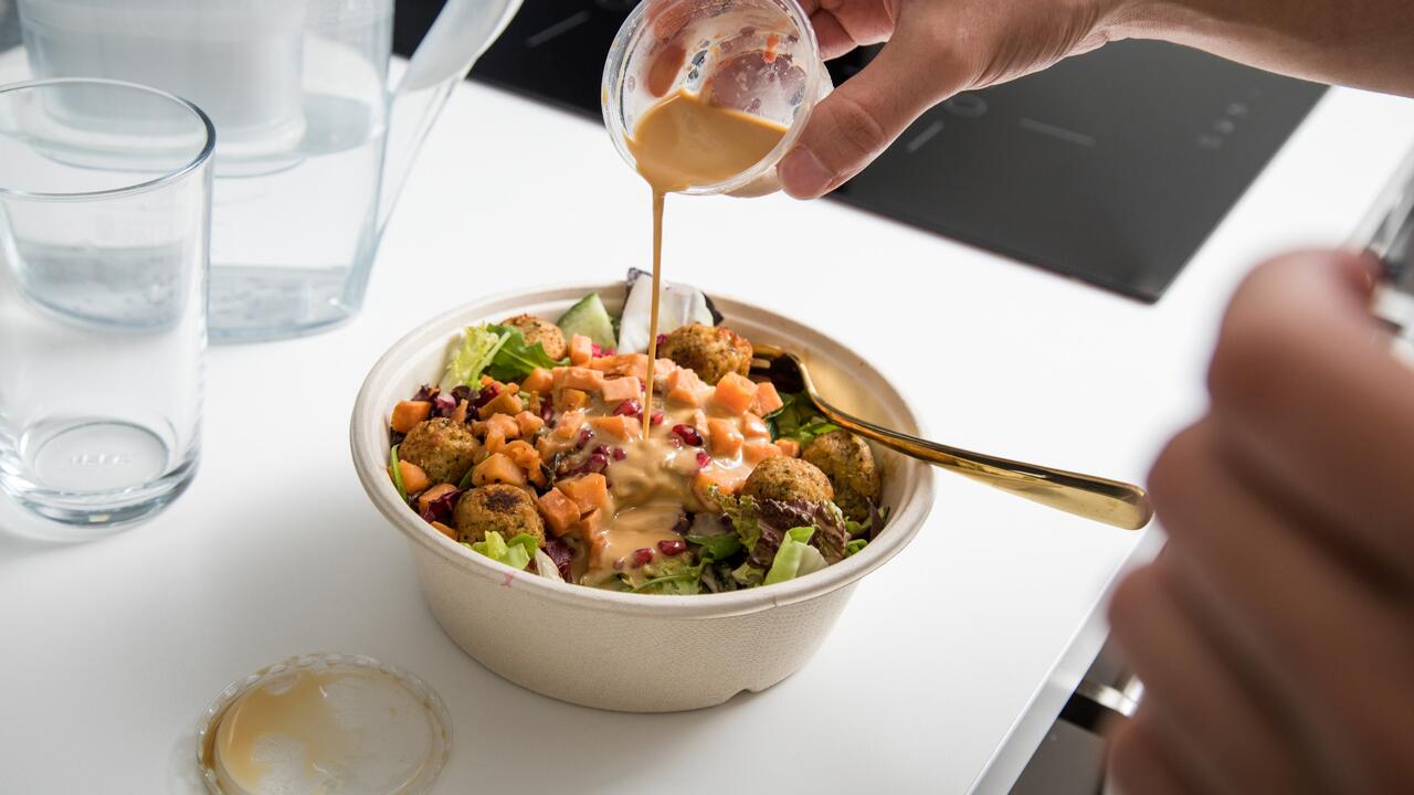 Bowl, Salat und Co.: In To-go-Essen steckt oft viel Zucker 