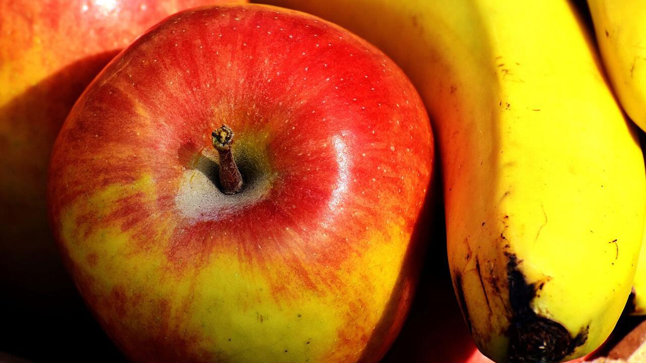 Pestizide in der Schale: Was Sie bei Bananen und Äpfeln beachten müssen
