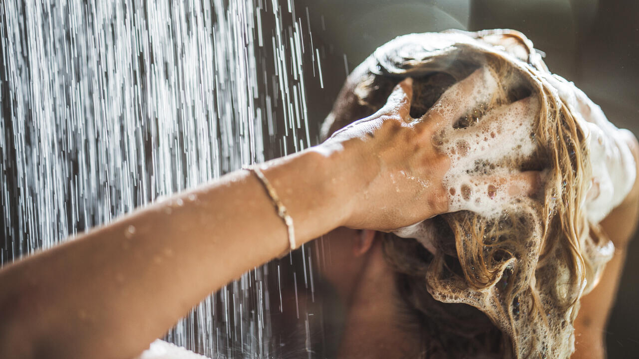 Fünf silikonfreie Shampoos im Test fallen mit  „mangelhaft“ oder „ungenügend“ durch.